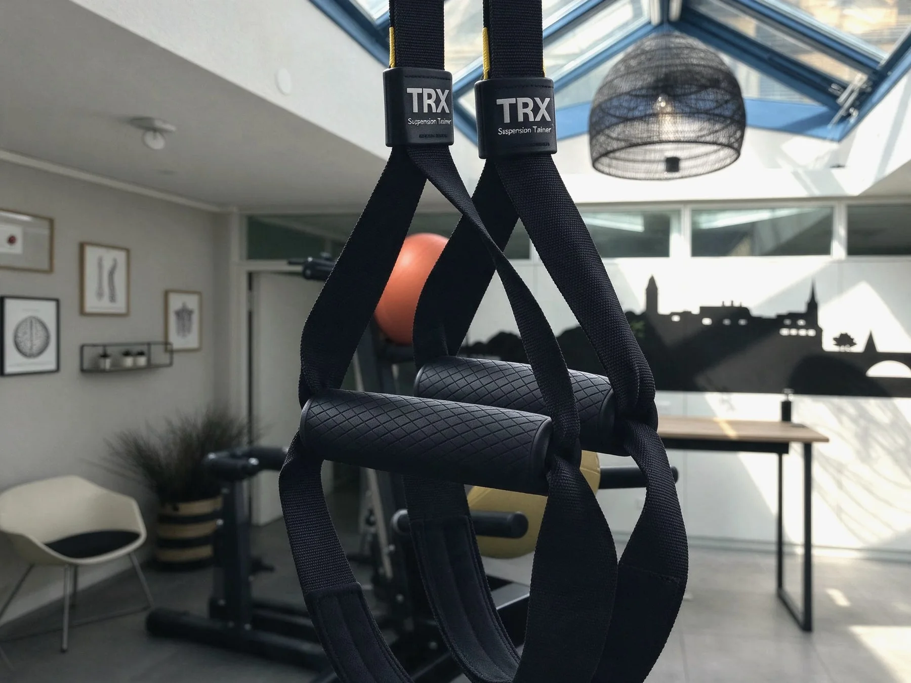 Grosser Trainingsraum der Praxis mit modernen Trainingsgeräten