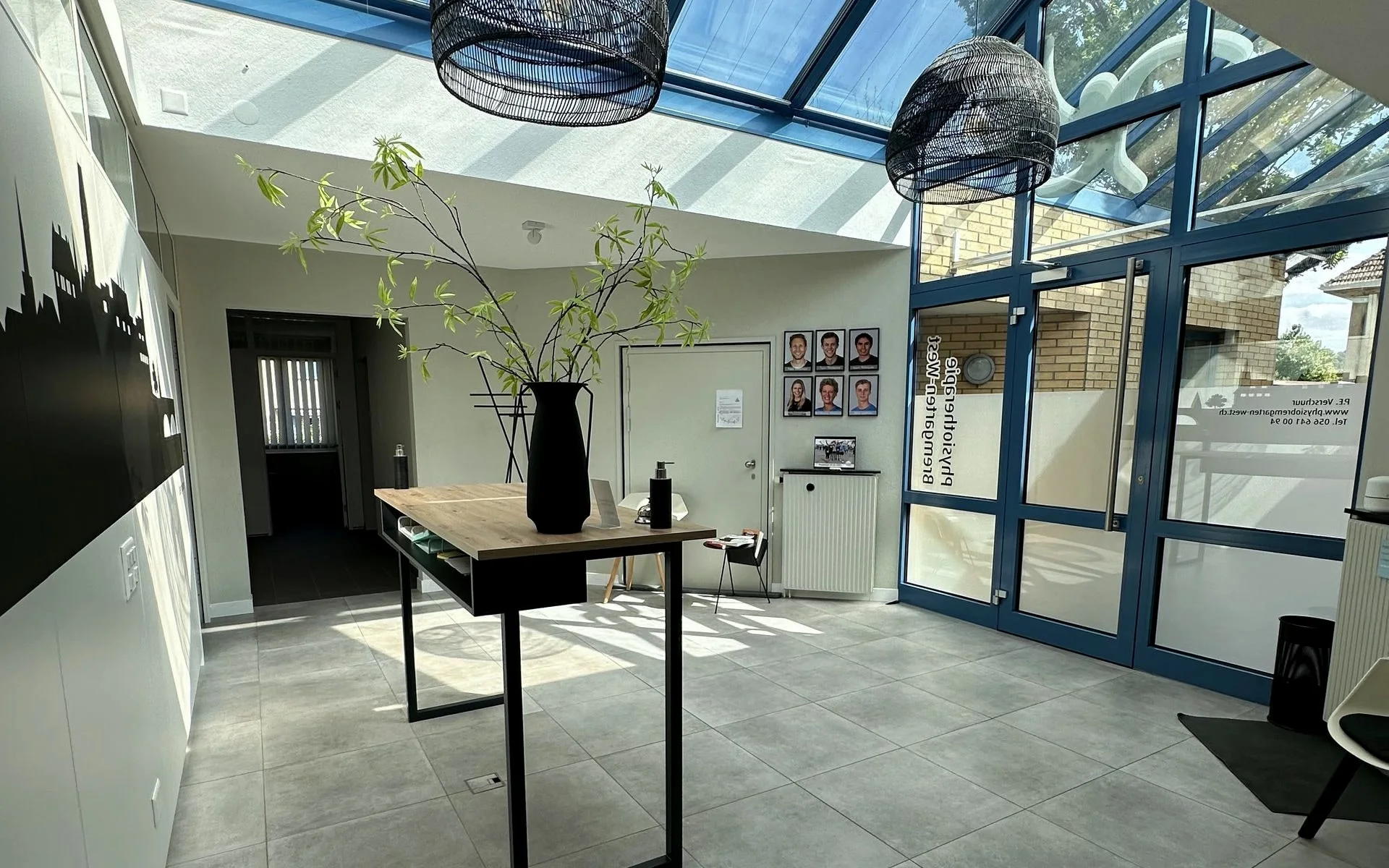 Heller Empfangsbereich der Physiotherapie Bremgarten-West