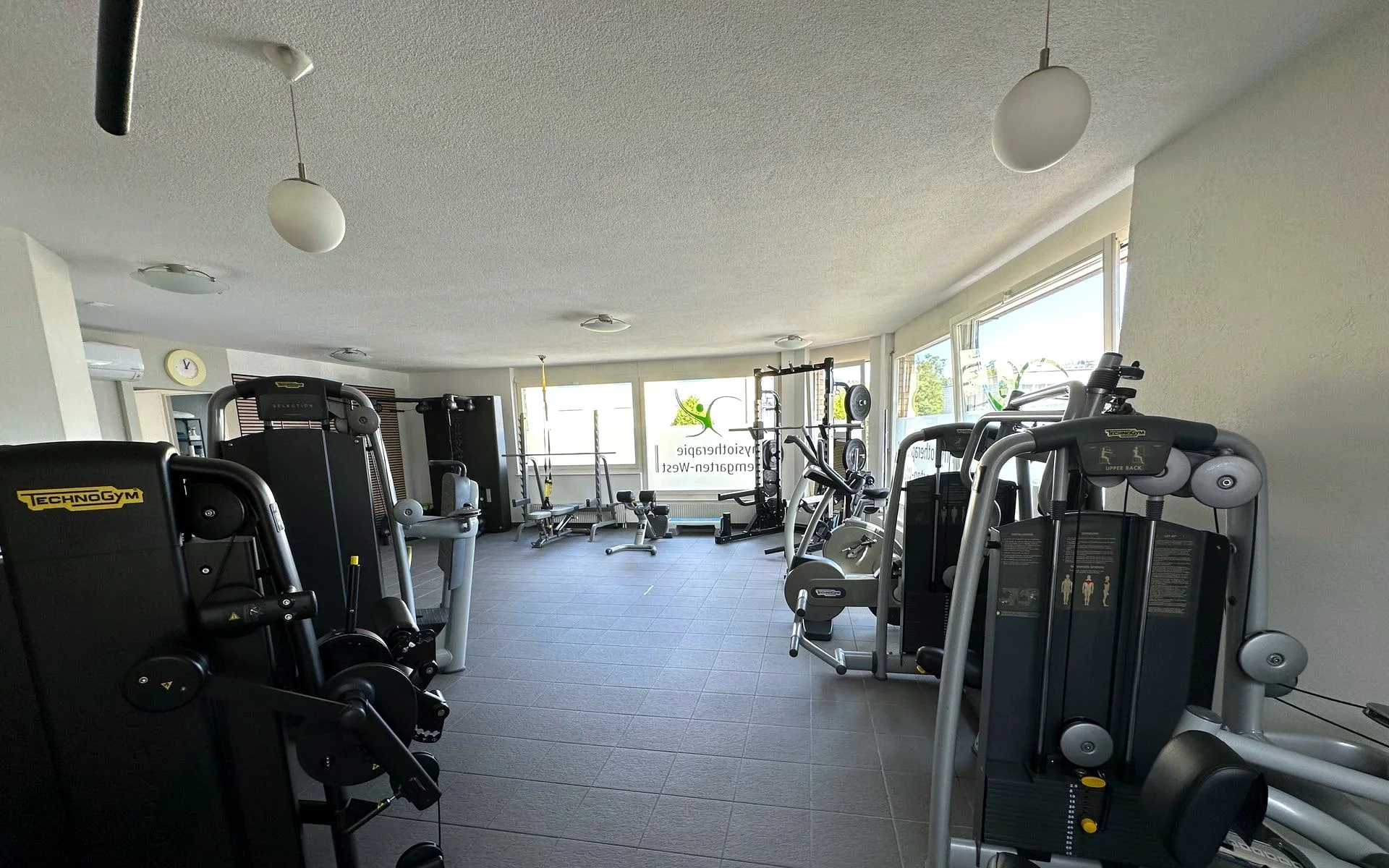 Moderner Trainingsraum mit Fensterausblick