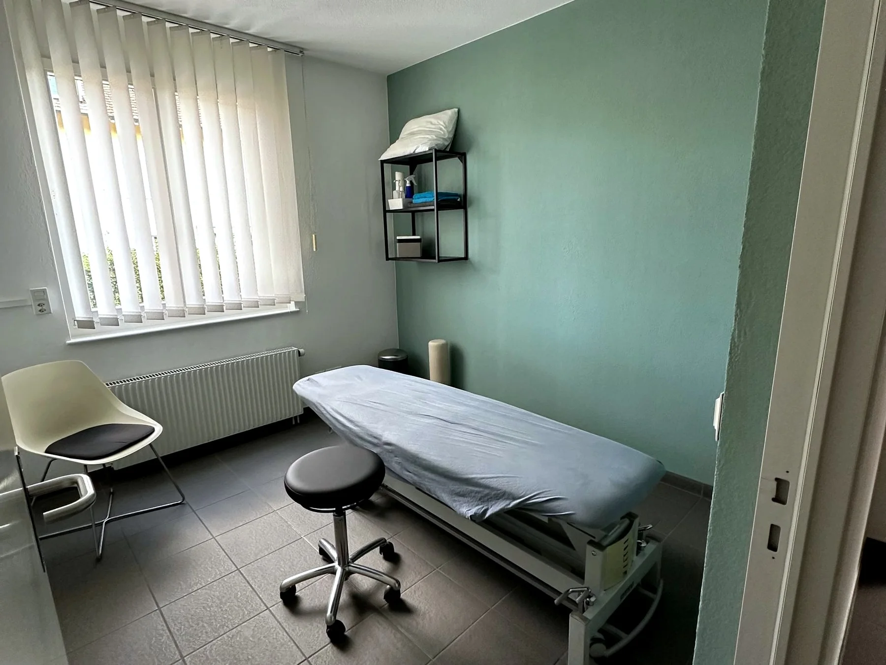 Heller Behandlungsraum für individuelle Physiotherapie
