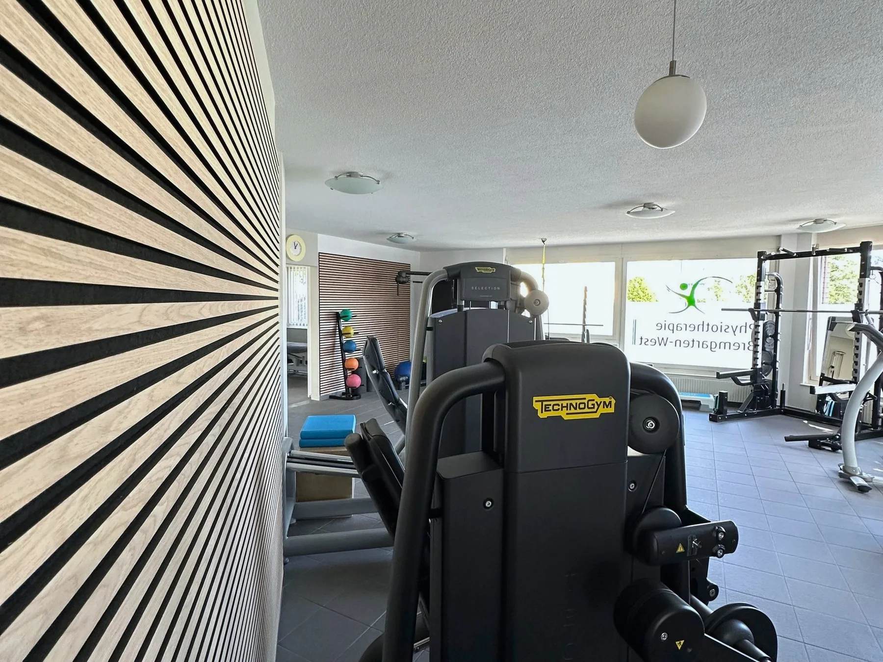 Trainingsgeräte im grossen Trainingsraum der Praxis