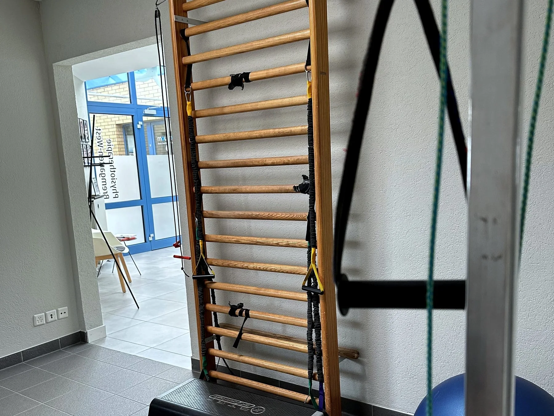 Sprossenwand und Trainingshilfsmittel für Bewegungstherapie